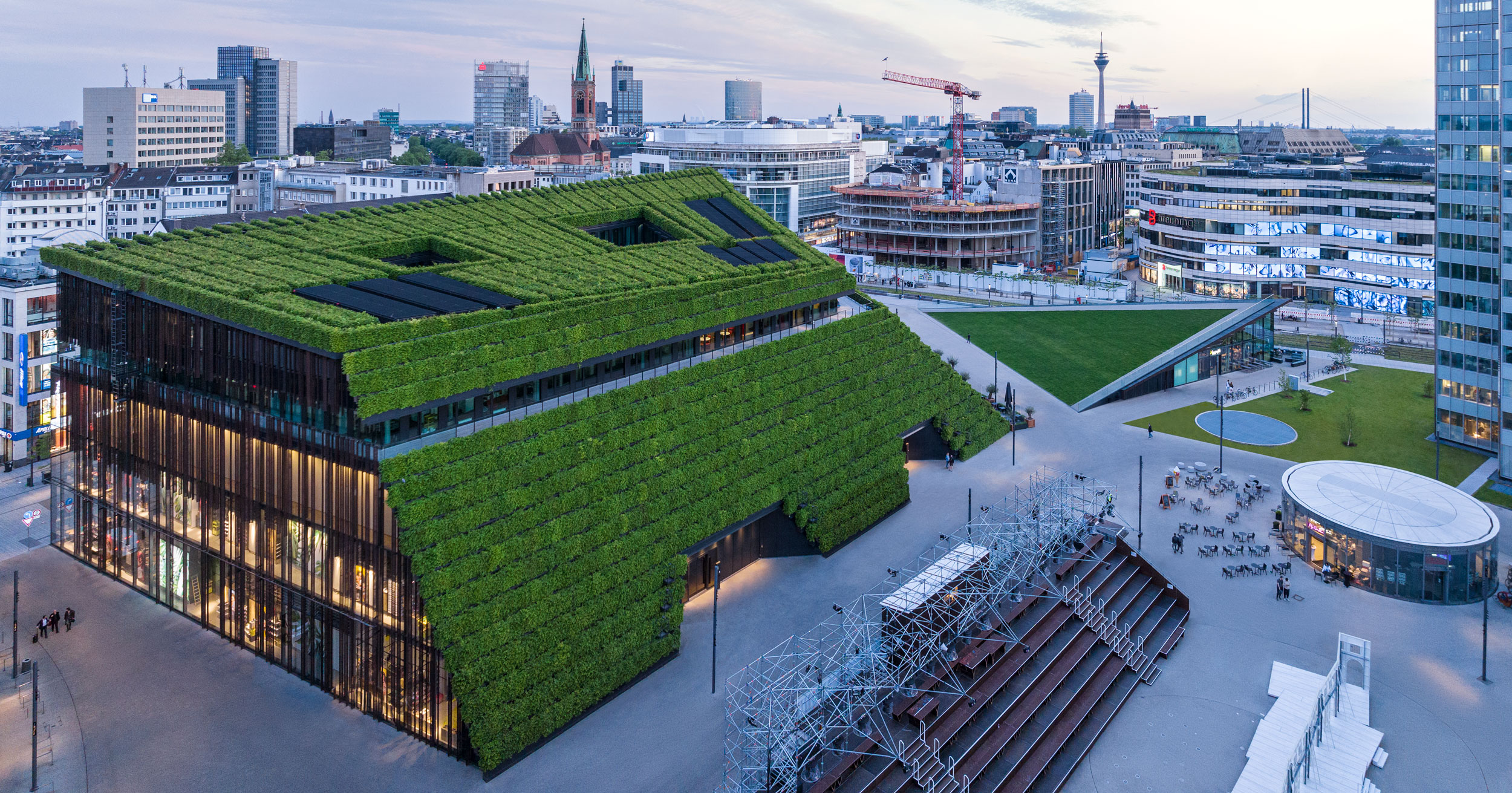 Kö-Bogen II: Europas größte grüne Fassade